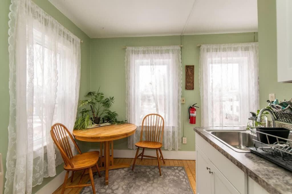 Centrally Located With Lake Views Burlington Eksteriør billede