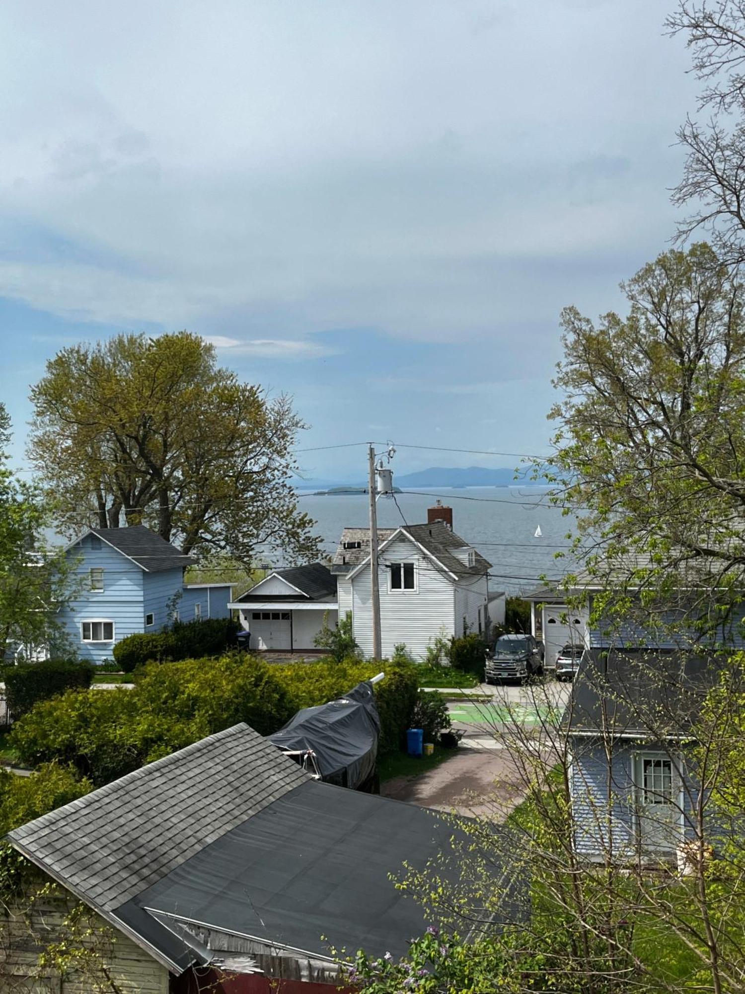 Centrally Located With Lake Views Burlington Eksteriør billede
