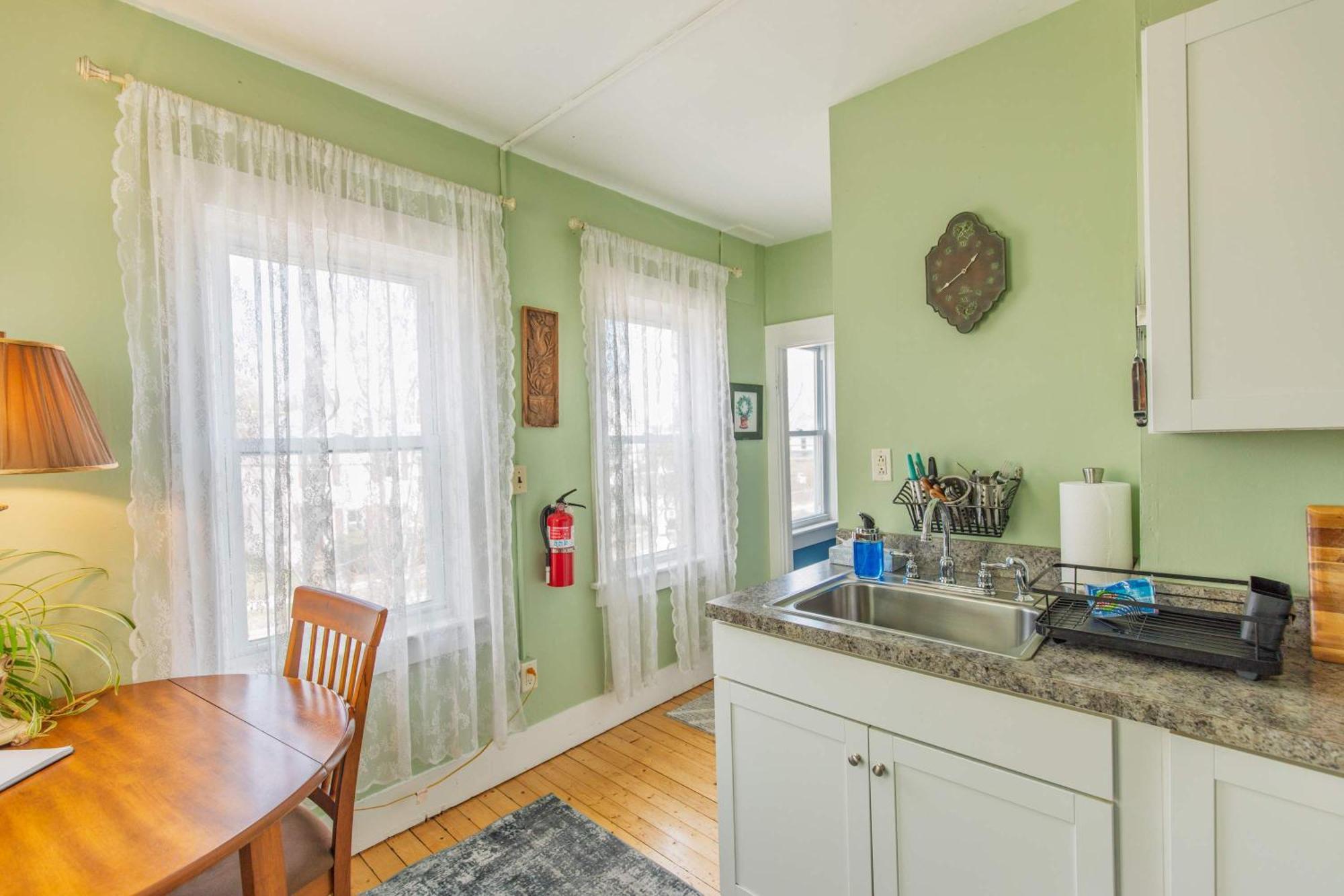 Centrally Located With Lake Views Burlington Eksteriør billede