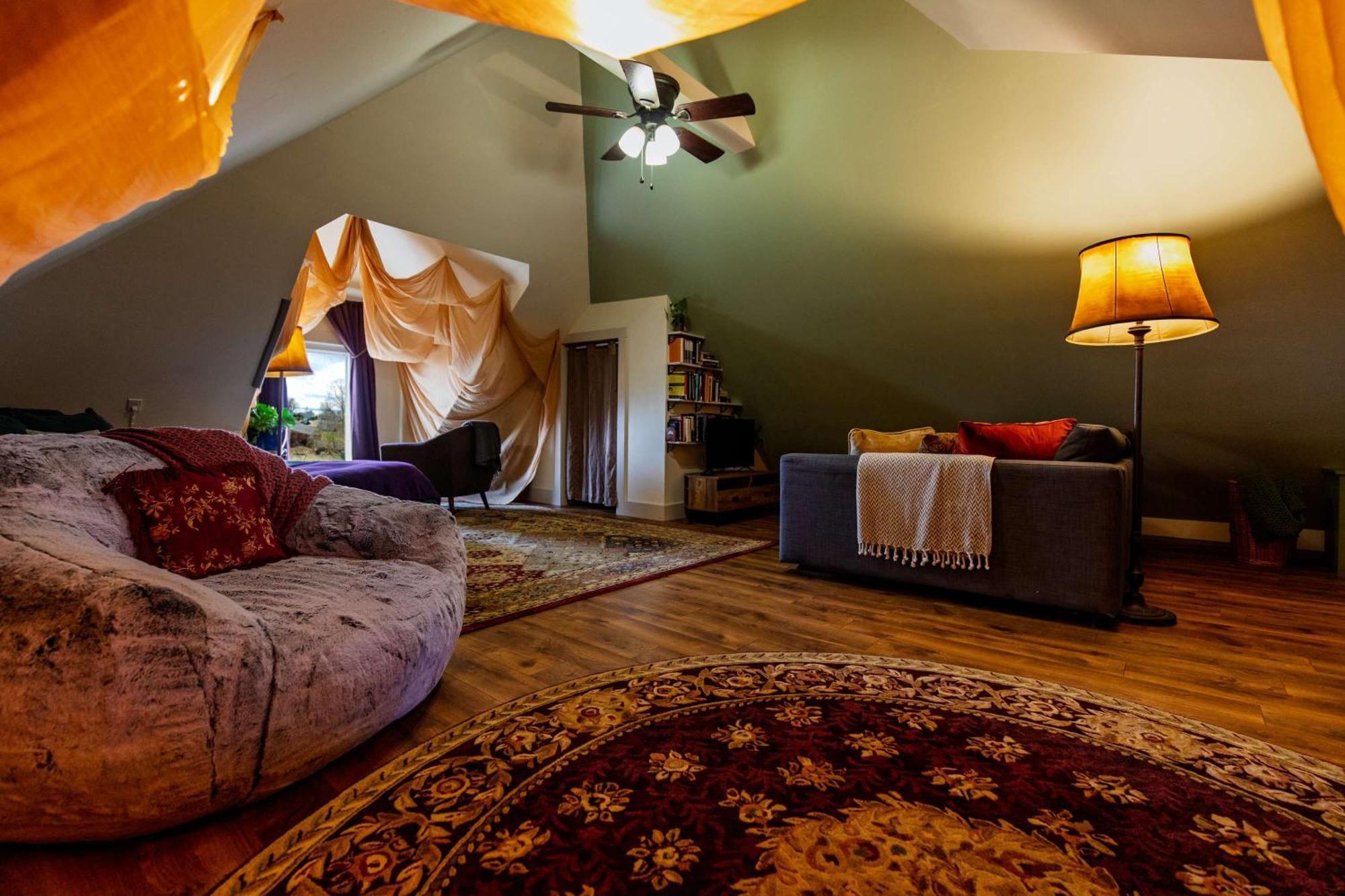 Centrally Located With Lake Views Burlington Eksteriør billede