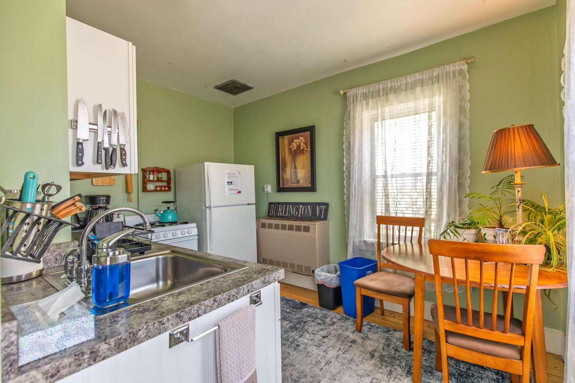 Centrally Located With Lake Views Burlington Eksteriør billede