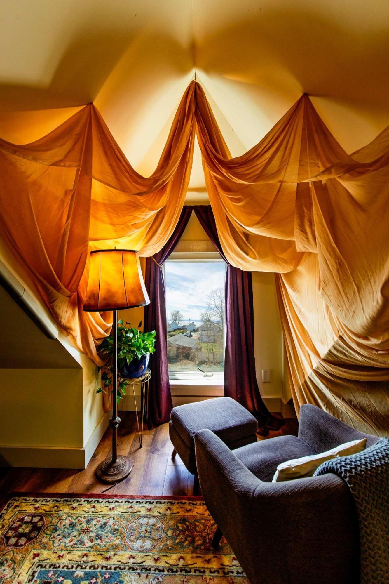 Centrally Located With Lake Views Burlington Eksteriør billede